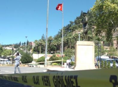 Kahramanmaraş'ta Atatürk Anıtını Yakma Girişimi