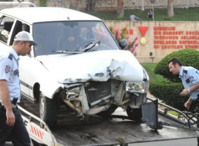 Kahramanmaraş'ta Otomobil Cami Avlusuna Çıktı