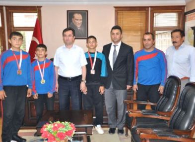 Kaymakam Maytalman, Madalya Kazanan Güreşcileri Kabul Etti