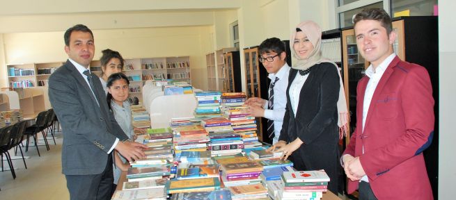 Öğrenciler Kapı Kapı Dolaşıp 7 Bin 500 Kitap Topladılar