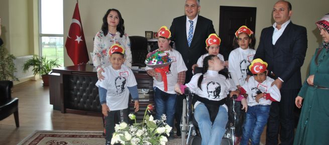  “Özel“ öğrencilerden Kaymakam Aksoy'a 23 Nisan ziyareti