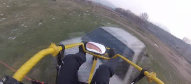  Paraşütçü Otomobile Çarptı