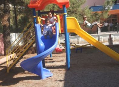 Türkoğlu'nda Okula Yeni Oyun Parkı